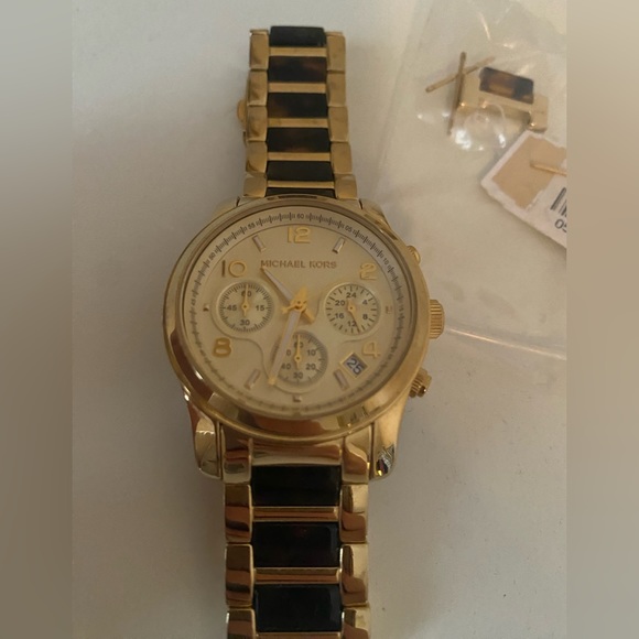 Michael Kors Gold Tortoise Link Watch - Picture 9 of 9